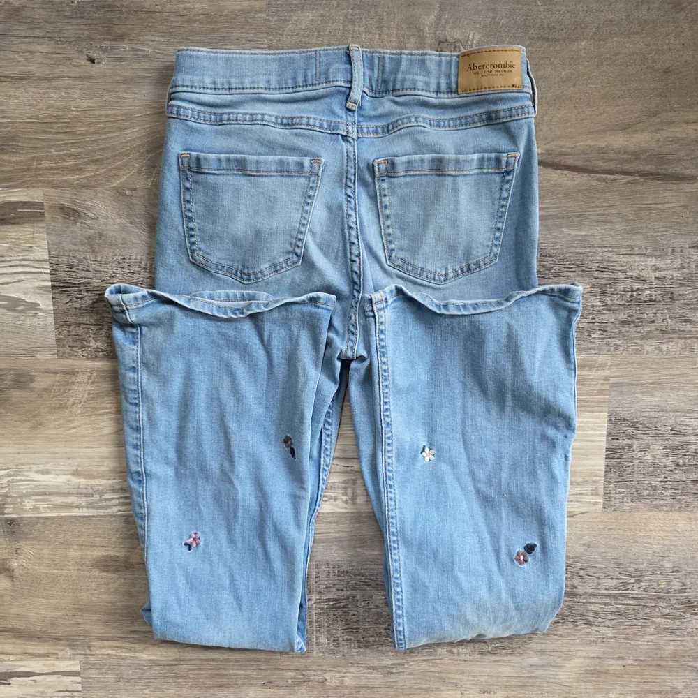 abercrombie kids High Rise Flare Jeans with Embroidered Flowers Size 11/12 R